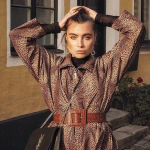 Snygg leopardjacka - Snygg tunn leopardmönstrad jacka. Storlek 36-42, passar alla och kan stylas på många sätt! 