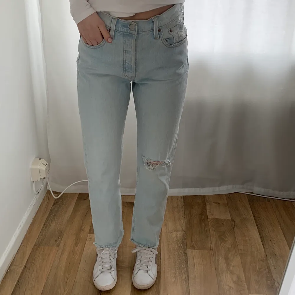 Ljusblåa Levis jeans i strl 28, men passar mig som vanligtvis har 26-27, längd 28 och jag är 165 cm. Dem är normala i midjan. Knappt använda. Frakt tillkommer!☺️. Jeans & Byxor.