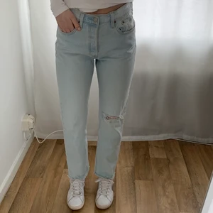 Levis jeans  - Ljusblåa Levis jeans i strl 28, men passar mig som vanligtvis har 26-27, längd 28 och jag är 165 cm. Dem är normala i midjan. Knappt använda. Frakt tillkommer!☺️