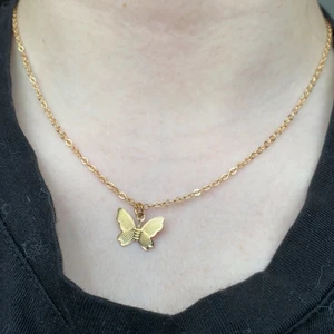 Golden butterfly necklace  - Ett supergulligt halsband men en liten fjäril på, har aldrig använt det och säljer det för att det helt enkelt aldrig kom till användning, jag tror att det här halsbandet kan vara perfekt för lagring av halsband🌸☘️