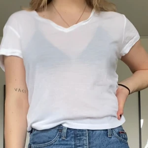 T-shirt från DAGMAR - Lite lätt genomskinlig men väldigt fin och lätt t-shirt. Dagmar är ett fint märke och med vra kvalitet vilket märks på materialet ☺️Mina mått hittar ni i min profil om ni är osäkra om plagget kommer att passa er! ❤️