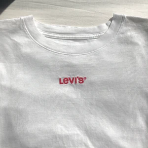 Levi’s vit T-Shirt - Vit Levis t-shirt med rött Broderat Levis märke, sällan använd och fint skick, inga skador eller fläckar, oversized Storlek XS 