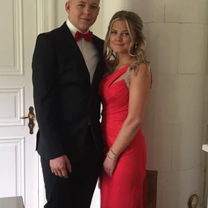 Balklänning från diamar strl xs - Haft denna klänning enbart 1 gång på min killes bal för 3år sen. Köpte på diamar, one of a kind. Röd med stenar på vänstra axeln. Strl xs. Köpte för 8000kr. Säljer den för 2000kr