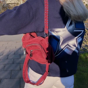 RÖD Nunoobag - Flitigt använd men fortfarande galet snygg väska! Passar till allt ❤️