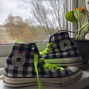 Converse med rutigt mönster - Superballa äkta converse köpta i New York i svart-vitt rutigt unikt mönster (det är rött tyg på insidan)! 🖤🤍 Tillhörande neongrönt skosnöre! Fint skick. Kan absolut skicka fler bilder om så önskas. Köparen står för frakten! 💚 