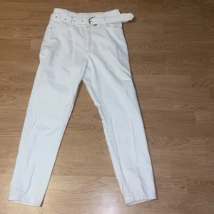 Vita jeans från Gina tricot i storlek 38  - Bara använda fåtal gånger och är som nya. Skulle säga att storleken är lite liten så dom sitter som en storlek 36. 