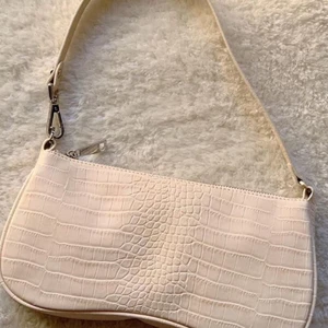 axelremsväska  - funderar på o sälja denna urfina axelväskan, endast använd fåtalet gånger! 🤍🥂✨