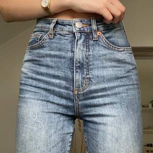 Säljer dessa skinny jeans. De är ganska stretchiga i materialet. Passar mig som är 176 cm och XS. Frakt ingår ej💖