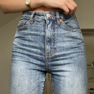 Basic jeans - Säljer dessa skinny jeans. De är ganska stretchiga i materialet. Passar mig som är 176 cm och XS. Frakt ingår ej💖