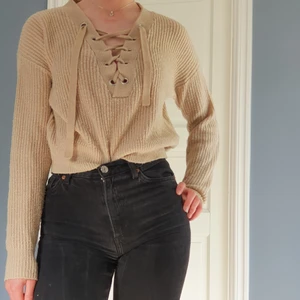 H&M tröja med snörning stl s - Stickad beige tröja från Hm med v-ribgad snörning. Bra sick och mjukt tyg. Den har inte kommit till användning så väljer att sälja den 🥰