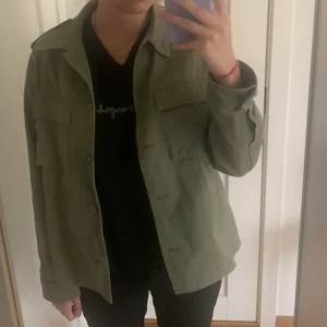 ”Militär” jacka  - Grön fin jacka från crocker i storlek s. Jättefint skick, knappt använd