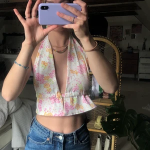 Gullig topp - Söt sommar top med öppenrygg. Passar xs-s. Köparen står för frakten💛 VINTAGE TYG!