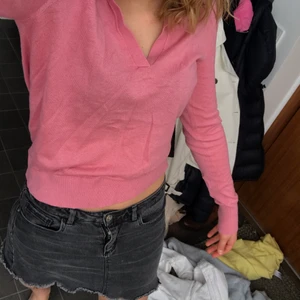 Zara tröja - Jättesöt sommrig zaratröjs i storlek S💕! Perfekt nu till sommaren☀️. Använd ändats ett fåtal gånger och är därmed i nyskick. Nypris 350kr. Köparen står för frakt.