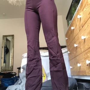 Kostymbyxor  - Fina kostymbyxor i lila nyans,, jätte bra skick från HM