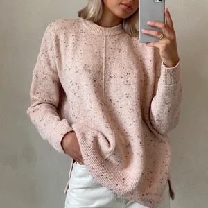 Stickad tröja - Väldigt mjuk ljusrosa stickad tröja. Den är använd men har fortfarande mycket att ge!🤍