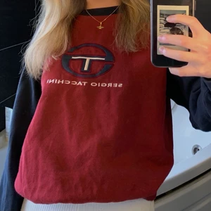 Sweatshirt - Najs sweatshirt köpt på secondhand. Står ingen storlek men skulle säga S/M. Tröjan är mer vinröd i verkligheten. Är själv en S💕