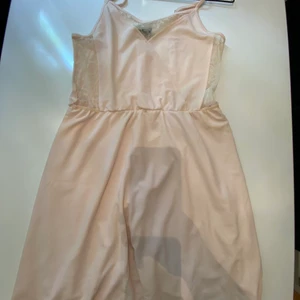 Rosa klänning  - Rosa klänning från vila i storlek L