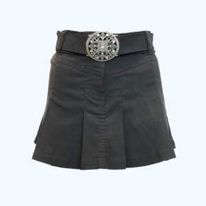 2000s vintage kjol med bälte.                      Storlek- 148cm flicka uppskattas passa DAM XS.                                                   Mått- midja = ca 30 Längd ca 33.                                                                      