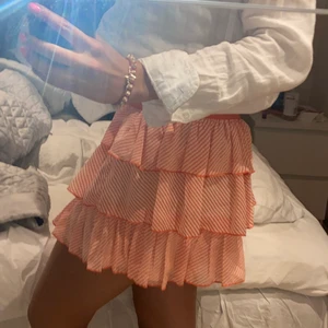 Randig volang kjol - Randig volang kjol. Relativt kort och har några defekter, därav priset.