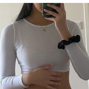 Vit topp - Lånade bilder, skriv om du har frågor💞