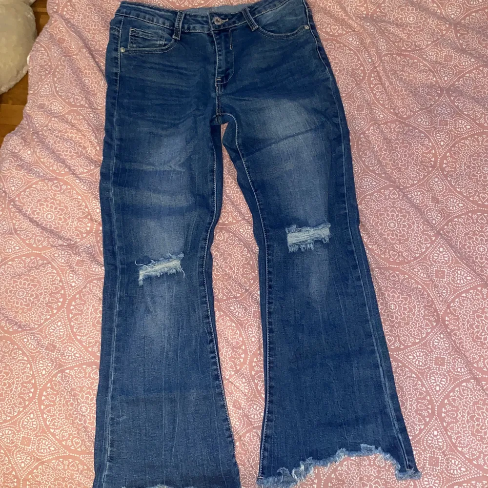 Jag säljer dessa jeans från tessie som är i storlek M för 200 kronor plus frakt som betalas av köparen. De har två hål på knäna och är en ”kortare flair” i modellen. 🤎. Jeans & Byxor.