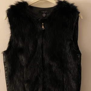 Skinnväst  - Skinnväst i storlek M, jättebra skick 