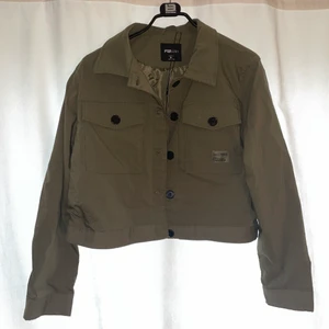 Jacka - Jättesnygg tunn ”jacka”. Helt ny endast testas. Säljer pågrund av fel storlek. Är i storlek XL. Men passar en L också!