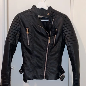 Skinnjacka  - Populär skinnjacka köpt på butiken Belle Shoes i Kista Galleria. Endast använd ett fåtal gånger, storlek 40, passar en M/S då de är väldigt små i storleken. 