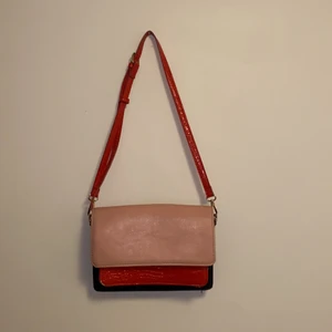 Rosa/röd/svart väska  - Super fin väska. Både långt och kort band😍 Priset kan diskuteras vid intresse. Önskas fler bilder, kontakta mig💕