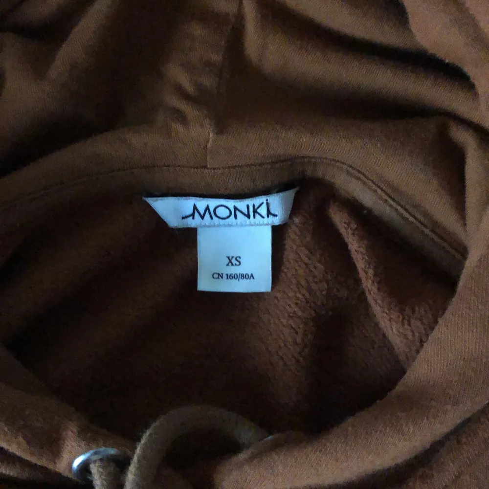 En fin hoodie från monki. Den är i bra skick därför jag alldrig har haft möjligheten att andvända den.. Hoodies.