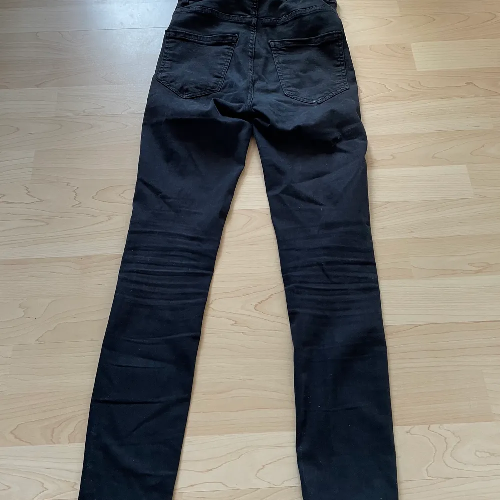 Ett par svarta jeans från Gina tricot i storlek xxs. Köptes för ca 1 år sedan och är i bra skick. är lagom långa för de som är 150-158 !!Tvättas innan att de skickas och köparen står för frakten!!. Jeans & Byxor.