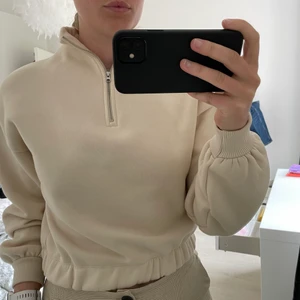 Tröja med dragkedja - Säljer min nästa helt oanvända tröja från NA-KD 🌸 frakten står ni för 💕