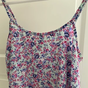 blommigt sommar linne - Säljer ett fint blommigt linne/topp som passar jättebra nu inför sommaren 🌸🌺💐🌷🌹