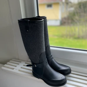 Uggs 38 - Näst in till helt nya uggs stövlar. Inget slitage på sulan. Det är alltså i nyskick.  Med gummi material och fordrat yttre passar perfekt till våren och hösten. 