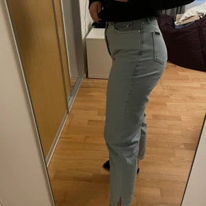 Calvin klein Jeans - Super sköna Calvin klein jeans med slits nedtill, kommer sällan till användning och är använda några fåtal gånger. Orginal pris: 840kr Mitt pris: 350kr, Hör av dig vid intresse💕