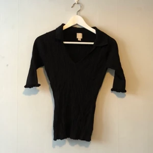 Top från H&M trend - Säljer en fin top från HM trend i storlek 34! Nice material o fin urringning med krage! 😇