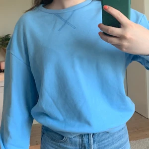 The Urban Gap - En vanlig basic ljusblå tröja☺️ strl S. Skulle inte kalla det för en magtröja men den är inte lång❤️ Aldrig använd, tröjan är helt ny❤️