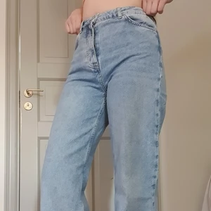 Trendiga jeans - Jeans ifrån Bikbok med lite 70's vibe, aldrig använda
