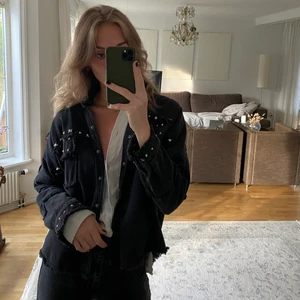 Zara jacka  - Säljer min snygga vår/sommarjacka från zara! Säljes så den aldrig används längre, jackan är i storlek Small💕 köparen står för frakt, har av er för fler frågor❤️☺️