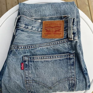 Selvedge 501 - Dessa är svåra att få tag på! Mid Rise 501 i selvedge-tyg, 100% bomull använda ett fåtal gånger. Tyvärr för små för mig. 27 x 32 i strl men klippta nertill så skulle säga motsvarar ca 31-30 i längd. 