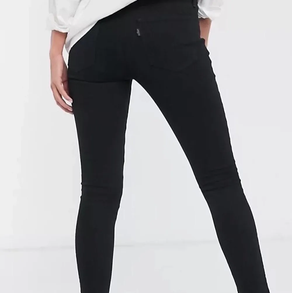 Svarta Levisjeans med medelhög midja i fint skick.  Modellen heter 711 skinny och är i storlek 27 (men passar även mig som vanligtvis har 24/25 i midjan) 300+frakt Alla kläder skickas nytvättade💕 . Jeans & Byxor.