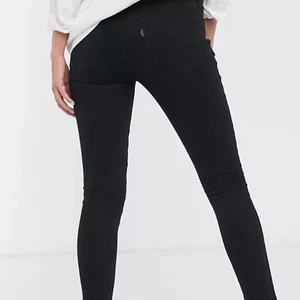Levisjeans  - Svarta Levisjeans med medelhög midja i fint skick.  Modellen heter 711 skinny och är i storlek 27 (men passar även mig som vanligtvis har 24/25 i midjan) 300+frakt Alla kläder skickas nytvättade💕 