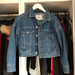 Croppad jeansjacka - Croppad jeansjacka från hm super fin men är för liten för mig! 