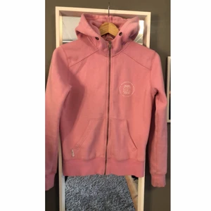 Rosa huvtröja - Rosa huvtröja från Race Marine med dragkedja och hög krage i fint skick. Storlek 36 / S Nypris: Ca 400kr Mitt pris: 100kr+ frakt eller högsta bud i kommentarerna Alla kläder skickas nytvättade💕 