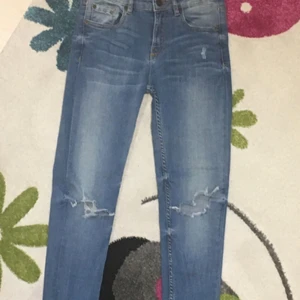 snygga jeans med hål - säljer dessa för jag har ingen användning av dom. dom har bara använts 3-4 gånger. köptes för 399kronor