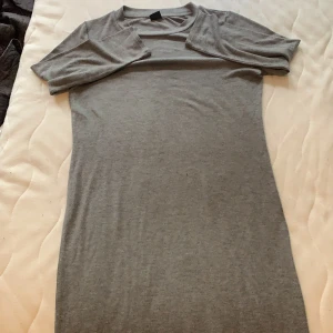 Grå klänning från GINA - Tajt klänning från ginatricot! I nyskick och i storlek L! Pris kan diskuteras men 150kr + frakt om ni inte möts upp i Eskilstuna! 🖤🖤🖤