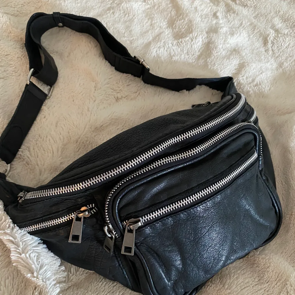 OBS. Första bilden är lånad från Nunoo’s instagram. Säljer min fina Nunoo bag i modellen Yoo. Den är knappt använd så den är i nyskick. Kan skicka fler bilder vid intresse.. Laukut & Käsilaukut.