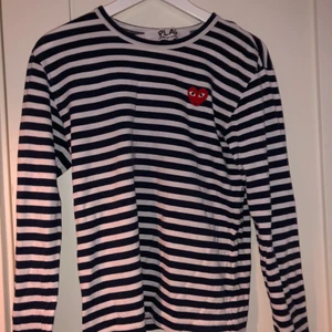 Cdg play long sleeve - Hej! Säljer min snygga cdg tröja då jag inte använder den längre. Den är i bra skick.