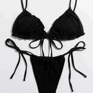 Ribbad svart bikini från SHEIN - stl. M - Stl. M i båda delarna, går att justera storleken genom knytningen i sidan och ryggen 