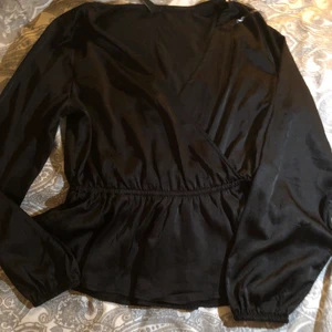 Topp - Svart tröja med volang storlek S. Kan mötas i Örebro och Eskilstuna 
